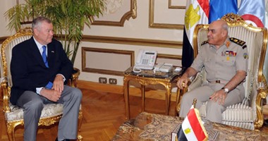 وزير الدفاع يلتقى وفدا من الكونجرس لبحث الجهود الدولية للحرب على الإرهاب