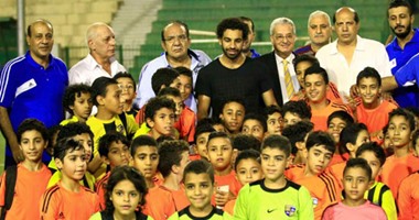محمد صلاح ينشر صورا تجمعه بناشئى نادى المقاولين ويعلق:"سعيد بنجوم المستقبل"