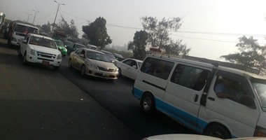 توقف حركة المرور بسبب حادث تصادم سيارتين بطريق الأوتوستراد