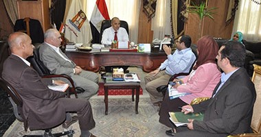 محافظ الوادى الجديد يوجه بتوفير السلع التموينة بالجمعيات الاستهلاكية للقرى
