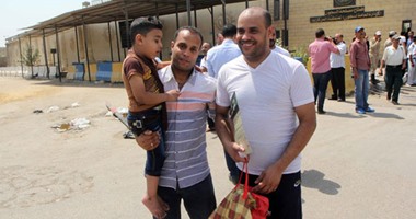 بالصور.. خروج الغارمين من السجون بهتاف "بنحبك يا أبو هشيمة"