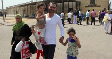بالصور.."بنحبك يا سيسي بنحبك يا أبو هشيمة" هتاف 68 من الغارمين بعد إطلاق سراحهم .. سيدة: هصلى التراويح وادعى لرجل الأعمال.. ومواطن: أخيرا هحضن ابنى.. وأبو هشيمة يستقبلهم بـ3 آلاف جنيه عدية لكل منهم