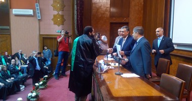 المركز القومى للبحوث يكرم أساتذته المتفوقين فى يوم الوفاء.. أشرف شعلان: علماء المركز تمكنوا من إنتاج أمصال انفلونزا الطيور وسائل منوى مجمد.. وننفذ 42 مشروعا بحثيا أبرزها علاج السرطان بالذهب