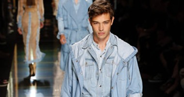 "الموف" والألوان المتداخلة يسيطران على عرض أزياء "balmain" بفرنسا