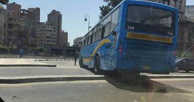 توقف حركة المرور بصلاح سالم بسبب اصطدام أتوبيس برصيف كوبرى الفردوس
