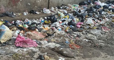 بالصور.. قمامة ومخلفات تحاصر نزلة الطريق الدائرى ببشتيل