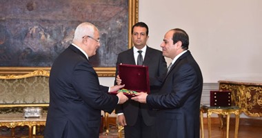 بالصور.. السيسي يمنح وسام الجمهورية من الطبقة الأولى لعدد من رؤساء الهيئات القضائية السابقين.. ويشهد أداء "الجدد" اليمين الدستورية.. الرئيس لرجال القضاء: قدمتم نموذجاً مشرفاً بنُصرتكم للحق والعدل