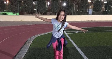 شاهد.. ابنة العميد تقلد "رمضان صبحى"