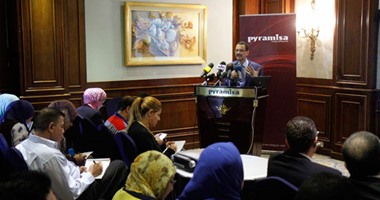 بالصور.. رئيس الهيئة الاقتصادية لقناة السويس: لا يمكنى الرد على هاتفى.. عليه 17 ألف رقم