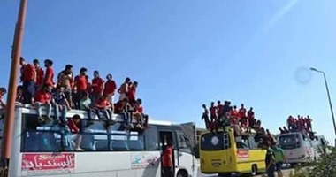 جماهير الأهلى تعتلى "سطح" الأتوبيسات فى الطريق لبرج العرب