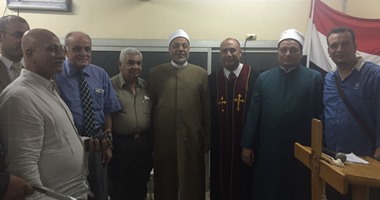 بالصور.. شيوخ وقساوسة فى إفطار الكنيسة الإنجيلية بالشرابية