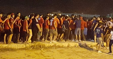بالصور.. الأمن يفرق الجماهير بقنابل الغاز قبل مواجهة الأهلى وأسيك