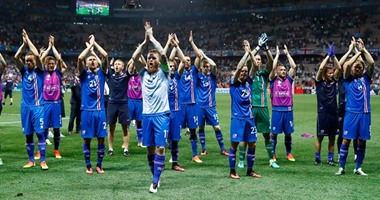 يورو 2016.. "لا توقظونى مطلقًا" شعار احتفالات أيسلندا بعد إقصاء إنجلترا.. تعطل موقع شركة الطيران بسبب زيادة الإقبال على السفر إلى فرنسا.. مطالب للشرطة بعدم القبض على مشجعين أطلقوا الشماريخ فى العاصمة