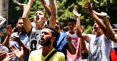 بالصور.. قوات ‎الأمن تلقى القبض على عدد من طلاب الثانوية المتظاهرين أمام التعليم