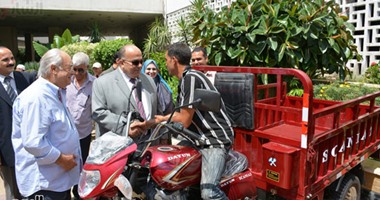 محافظ الدقهلية يسلم تروسيكلات ودراجات نارية وكراسى مجهزة للمعاقين