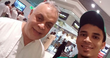 قارئ يلتقط "سيلفى" مع الفنان أشرف زكى داخل الحرم المكى