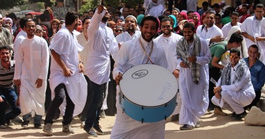 مكناش طلبة.. حفلات التخرج والفوتو داى 2016 تتحول لكليبات ودخلات بالجلاليب والملابس التنكرية.. طلاب الجامعة الروسية: اشتروا 50 كيلو ألوان عشان الحفلة.. وهندسة عين شمس كل مجموعة كان لها دخلة وهتاف