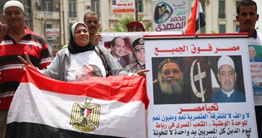 بالصور.. متظاهرو القائد إبراهيم يحتفلون برفع علم مصر على السفينة مستيرال
