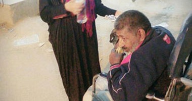 بالصور.. سيارة إسعاف تلقى مريضا بالشارع بعد رفض المستشفيات استقباله بالشرقية