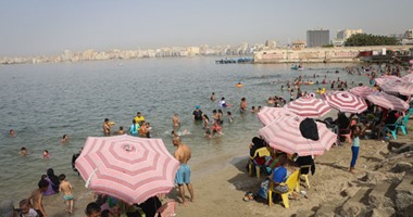بالصور.. مواطنو الإسكندرية يهربون من الموجة الحارة إلى البحر