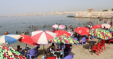 المواطنون يهربون من الحر إلى الشواطئ فى الإسكندرية
