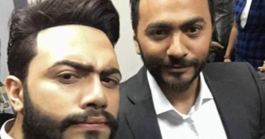بالصورة.. تامر حسنى وشبيهه "نسخة طبق الأصل"