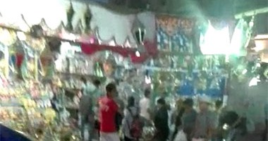 بالفيديو.. باعة يفرشون بضائعهم على رصيف شارع العشرين فى فيصل