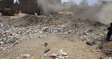 بالصور.. قارئ يشكو محاصرة القمامة لقرى النجوع فى إسنا بالأقصر