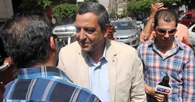 وصول يحيى قلاش "جنح قصر النيل" لحضور أولى جلسات محاكمته بتهمة إيواء مطلوبين