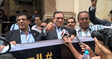 وصول حافظ أبوسعدة ووفد من الاتحاد الأوروبى لمحكمة عابدين لحضور محاكمة قلاش