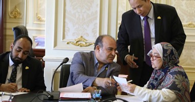 جدل بلجنة الصحة بالبرلمان حول نظام التكليف.. طلب إحاطة لإلغائه بالنسبة للجامعات الخاصة واللجنة ترفضه وتصفه بـ"التمييز".. ممثل وزارة الصحة: نعانى من عجز فى الأطباء والتمريض.. وخناقة بسبب المخدرات