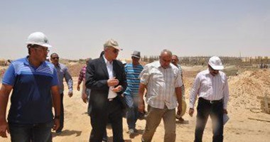 محافظ الوادى الجديد يتفقد مواقع إنشاء 26 عمارة سكنية بتكلفة 145 مليون جنيه