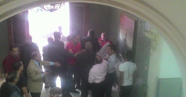 بالصور.. مشادات عنيفة فى اتحاد الكتاب بين مؤيدى علاء عبد الهادى ومعارضيه