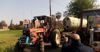 بالصور.. جرارات الكسح تلقى مياه الصرف الصحى فى ترع الرى بـمنيا القمح