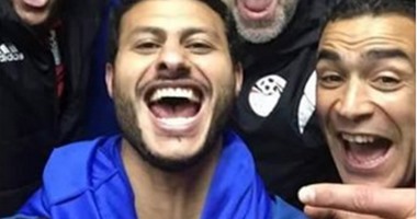 الحضرى يحتفل بالتأهل الأفريقى بصورة "سيلفى"