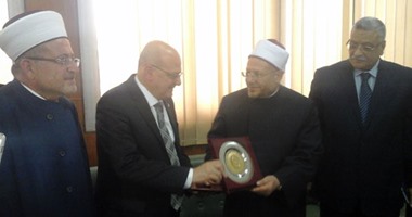  بالصور.. المعهد الآسيوى يمنح مستشار وزير الأوقاف الفلسطينى درجة الدكتوراه.. ومفتى الديار المصرية: موضوعها يمس صلب الحياة الآن.. ونائب برلمانى: تبث روح الإخوة والتجانس.. والباحث: أنا أزهرى المنشأ