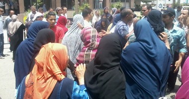 وقفة لأهالى قرية مصطفى كامل بكفر الشيخ احتجاجًا على عدم إنشاء مدرسة