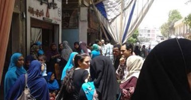 بالصور.. زحام المواطنين لشراء طوابع التأمين الصحى للتقديم فى الحضانات بأسيوط