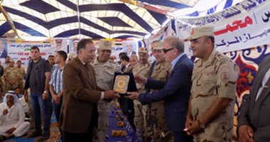 بالصور.. الفريق أسامة عسكر يكرم رجال الأعمال وتنفيذيى جنوب سيناء 