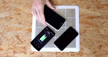 بالفيديو.. لاصقة ذكية تزود هاتفك بميزة الشحن اللاسلكى