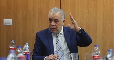 أشرف زكي للفنانة المسيئة للفن: "مش عاجبك المهنة سيبيها وأطلعى بره البلد"