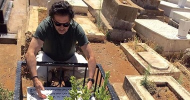 راغب علامة يحتفل بعيد ميلاده فى مقابر والديه