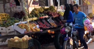 صحافة المواطن.. بالصور..  أكشاك مخالفة تسرق الكهرباء من أعمدة الإنارة ببنها