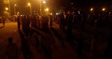 بالصور.. أهالى قفط يقطعون طريق " مصر_ أسوان" لانقطاع الكهرباء