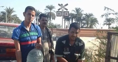 بالفيديو.. "مأساة 4 قرى".. عطل مفاجئ بمحطة البنك الدولى للصرف يقطع المياه.. والأهالى يلجأون للجراكن.. ويؤكدون: طعم الميه كالصرف الصحى.. وشركة المياه: المحطة دخلت التجديد وتسلم أغسطس المقبل
