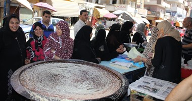 بالفيديو والصور.. لو روحت تزور السيد البدوى ابقى عدى على الكنفانى.. الكنافة البلدى من مظاهر رمضان فى طنطا.. الأهالى:فرحة بنستناها من السنة للسنة.. وبائعون: مكوناتها مياه ودقيق بس المهم سر الصنعة