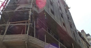 صحافة المواطن.. مقاول يهدم "رصيف" لبناء عقار مخالف للتنظيم بشارع فيصل 