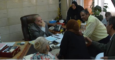 بالصور.. محافظ جنوب سيناء يرفع راتب عمال النظافة لـ500 جنيه شهريا