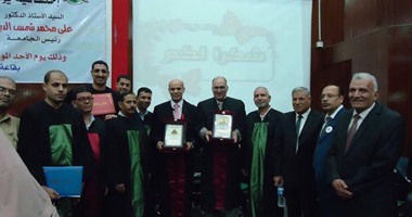 رئيس جامعة بنها يكرم فريق الجودة بزراعة مشتهر بعد اعتماد الكلية