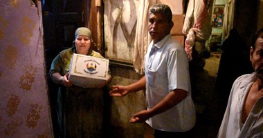 توزيع 300 كرتونة مواد غذائية لأهالى المشتل وكيمان فارس بالفيوم
